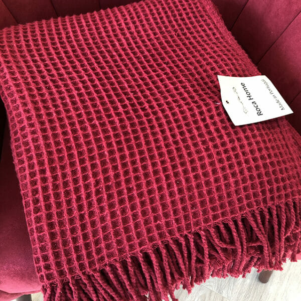 Plaid en coton rouge avec frange linge de maison de la boutique plume magasin de déco rouen le petit quevilly normandie