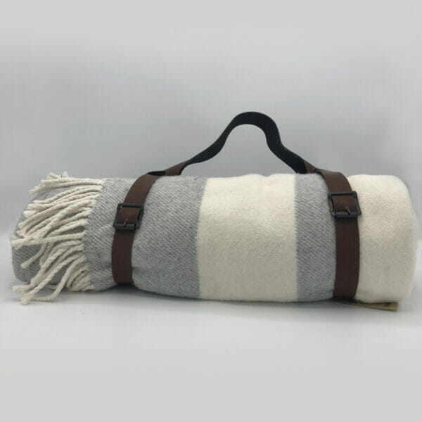 plaid gris et écru tout doux linge de maison de la boutique plume maagsin de déco rouen le petit quevilly normandie