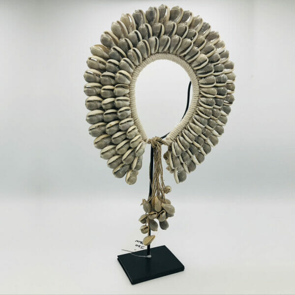 Collier de coquillages gris sur pied métal