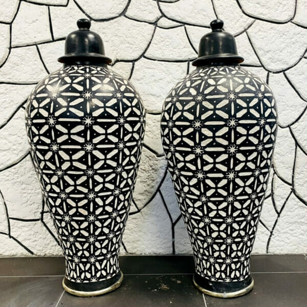 Grandes jarres marocaines artisanales en terre cuite à chapeau avec motifs - Noir et blanc décoration interieure et exterieure boutique Plume magasin de déco Rouen Le Petit-Quevilly Normandie
