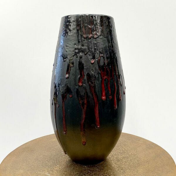 Le vase marocain Léna, un vase artisanal en céramique (terre cuite) noir rehaussé de coulures rouges.