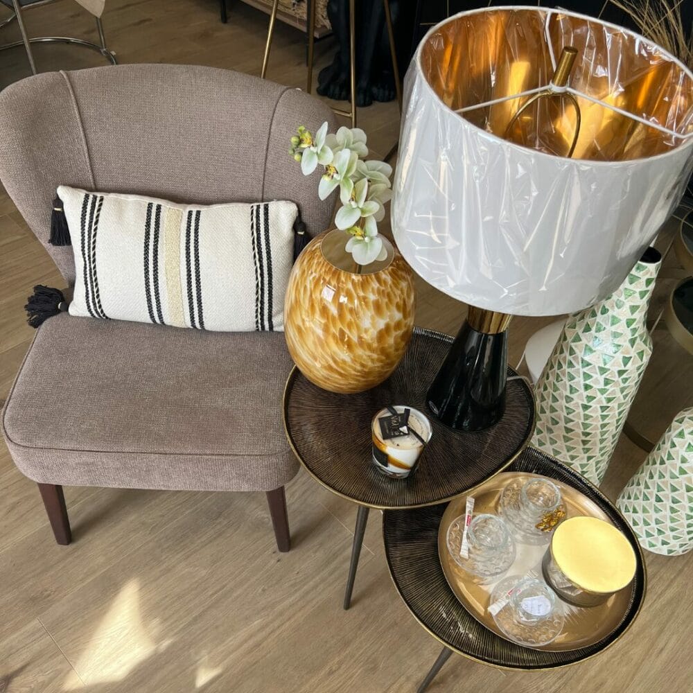 Fauteuil en tissu taupe avec pieds bois décoration boutique plume magasin de déco Rouen le petit quevilly normandie