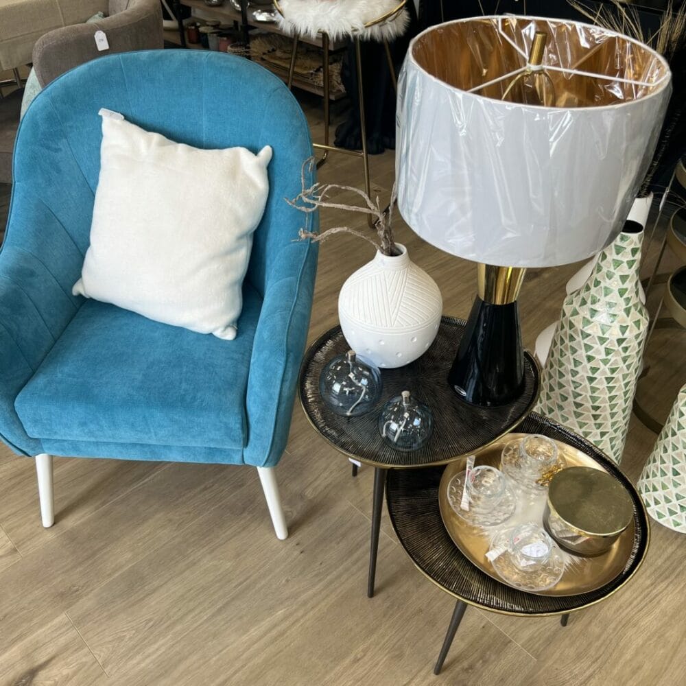 Fauteuil en velours bleu turquoise avec pieds blancs décoration boutique plume magasin de déco rouen le petit quevilly normandie