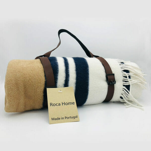 plaid bleu marine beige blanc à frange avec anse en cuir linge de maison de la boutique plume magasin de décoration rouen le petit quevilly normandie