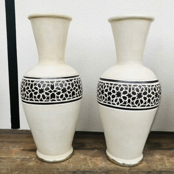 Petites jarres en terre cuite blanches à motifs en bandeau noir