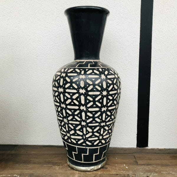 Petite jarre marocaine artisanale en terre cuite noire à motifs blancs décoration interieure et exterieure boutique plume magasin de déco Rouen le Petit-Quevilly Normandie