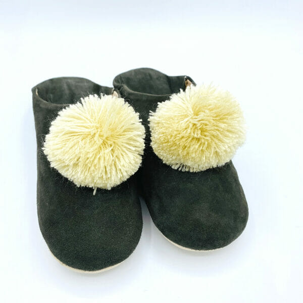 babouche artisanale kaki en cuir avec pompon accessoire de la boutique Plume magasin de dcéo Rouen le Petit Quevilly Normandie