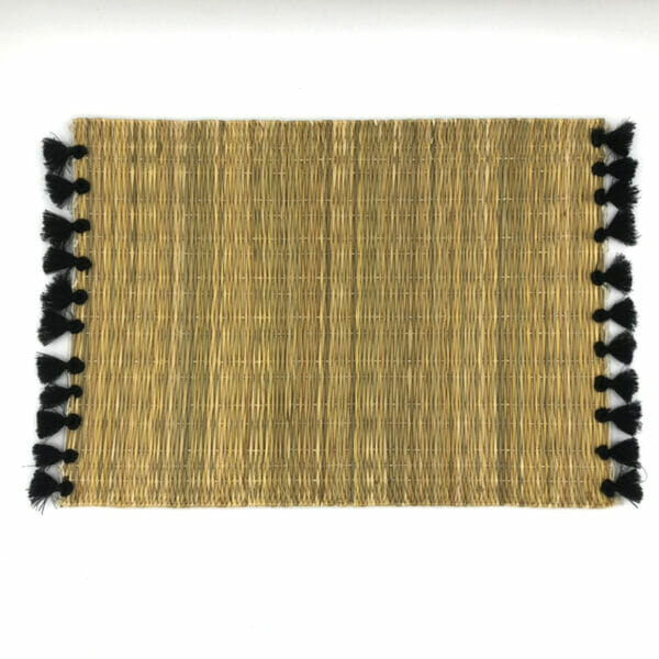 Set de table paille avec pompons noirs fait main au Maroc art de la table de la boutique Plume magasin de déco rouen le petit quevilly normandie