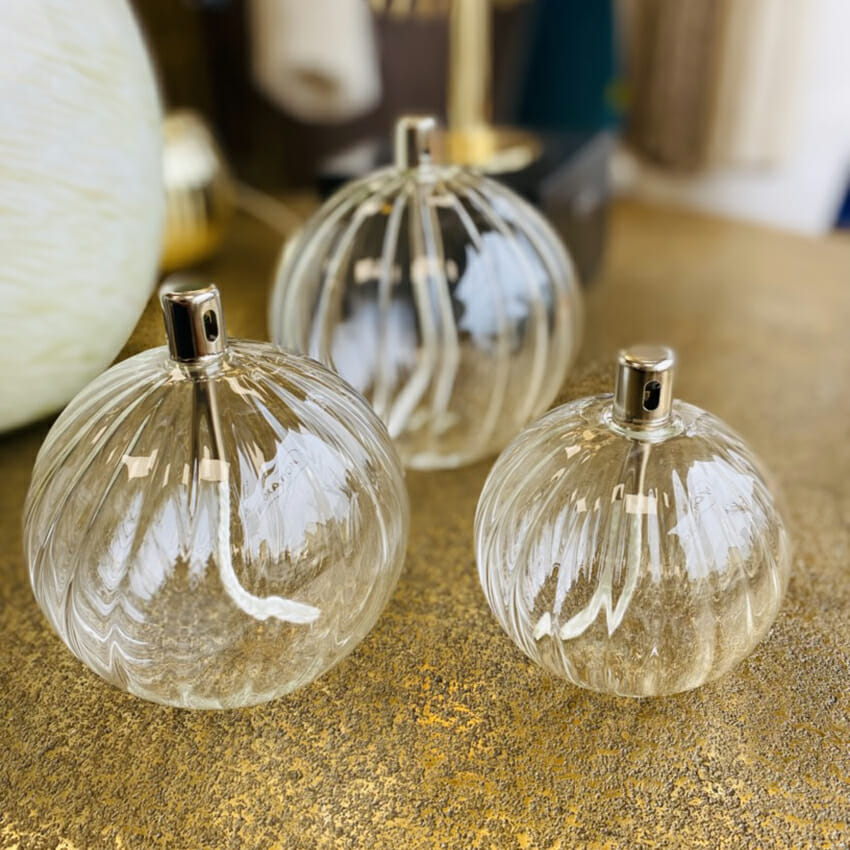 Lampe à huile ronde striée transparente – Plume Décoration