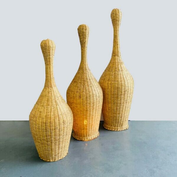 Lampadaire bouteille en rotin
