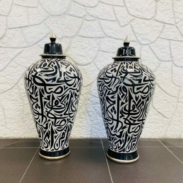Jarre marocaine artisanale décorative à motifs en terre cuite avec chapeau. Noir et blanc brillant décoration interieure et exterieure boutique Plume magasin de déco Rouen le Petit-Quevilly Normandie