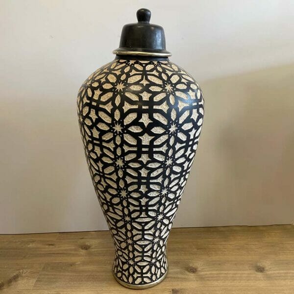 grande jarre marocaine artisanale décorative en terre cuite à motifs avec chapeau noir et blanc moyen modèle décoration intérieure et extérieure boutique plume magasin de déco Rouen le Petit-Quevilly Normandie