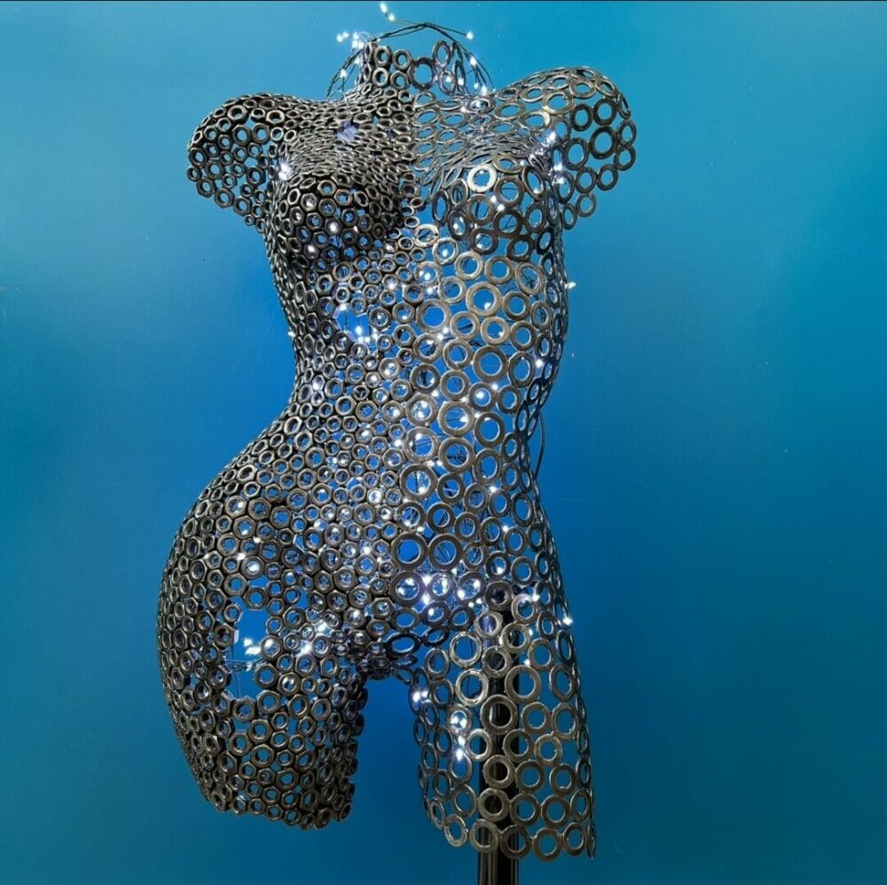 SCULPTURE BUSTE ECROUS SUR SOCLE METAL RECYCLÉ – Image 2