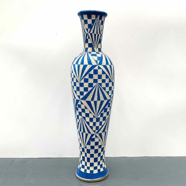 jarre marocaine artisanale en terre cuite bleu majorelle à motifs géométriques décoration interieure et exterieure boutique plume magasin de déco Rouen le Petit Quevilly Normandie
