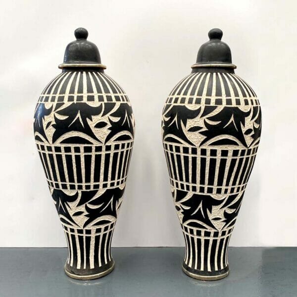 jarre marocaine artisanale en terre cuite noir et blanc à motifs avec chapeau Hauteur 120cm décoration interieure et exterieure boutique Plume magasin de déco Rouen le Petit-Quevilly Normandie