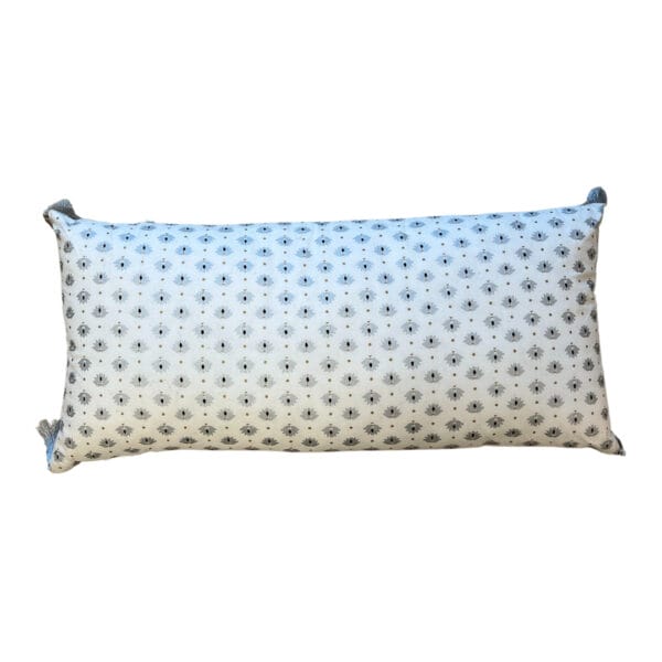 Coussin Léo long à pompons décoration boutique plume magasin de déco Rouen le petit quevilly Normandie