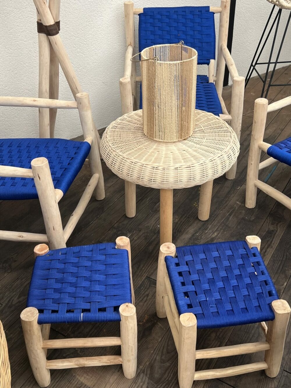 Tabouret en bois massif et corde tressé bleu majorelle artisanal décoration boutique Plume magasin de décoration Rouen le petit Quevilly Normandie