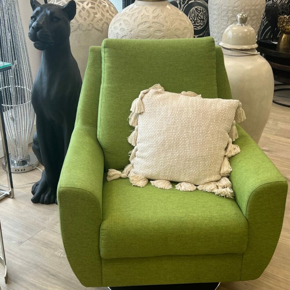 coussin tissé en coton beige avec pompon décoration de la boutique plume magasin de déco rouen le petit quevilly normandie