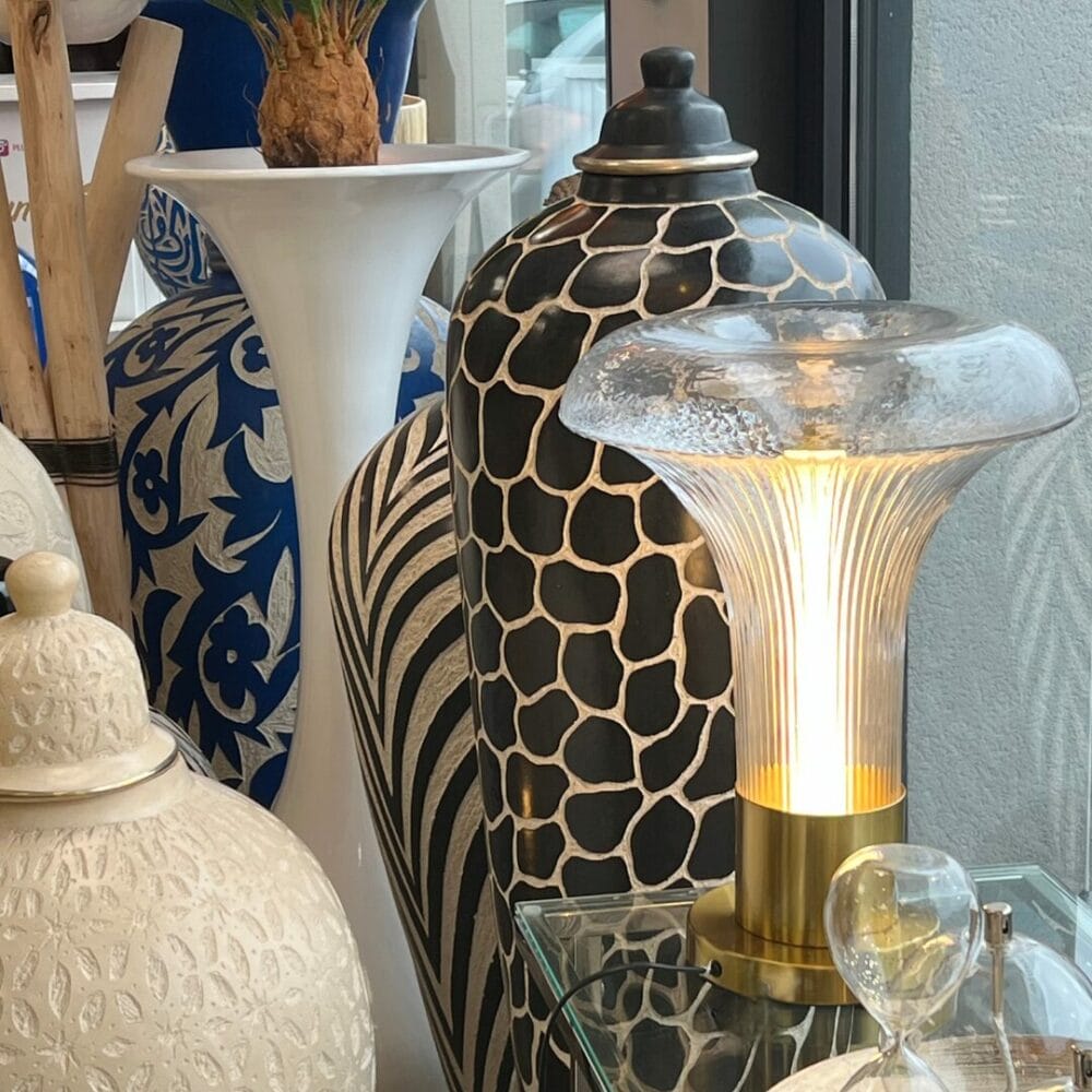 lampe à poser design en verre transpsarent avce un pied doré allumée décoration luminaire de la boutique Plume magasin de déco Rouen le Petit Quevilly Normandie