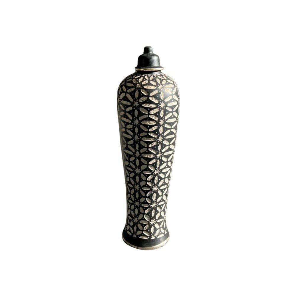 Petite jarre noire allongée sculptée avec un chapeau. Jarre artisanale en céramique décoration de la boutique plume magasin de déco rouen le petit quevilly normandie