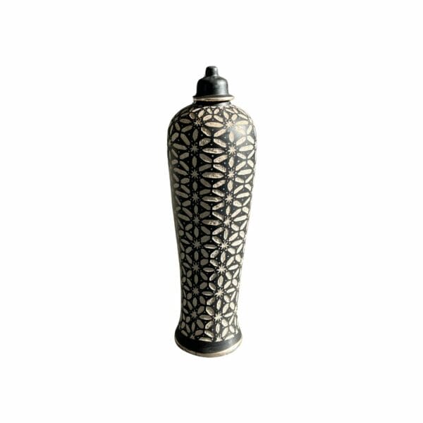 Petite jarre noire allongée sculptée avec un chapeau. Jarre artisanale en céramique décoration de la boutique plume magasin de déco rouen le petit quevilly normandie