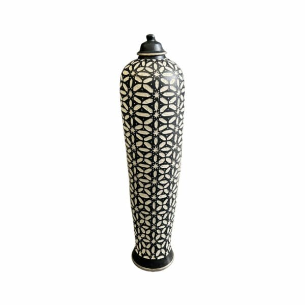 Jarre noire allongée avec chapeau, une pièce artisanale en céramique. Une décoration dela boutique Plume magasin de déco rouen le petit quevilly normandie