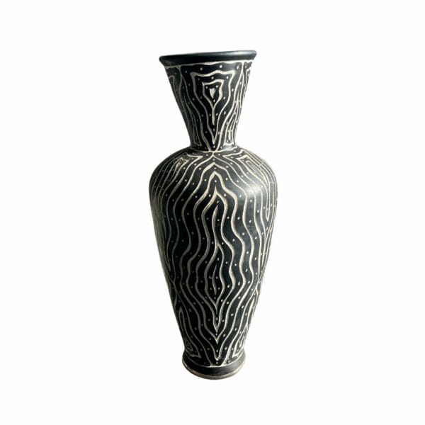 Jarre artisanale en céramique noire avec des motifs sculptés dessus à la main décoration de la boutique plume magasin de déco rouen le petit quevilly normandie