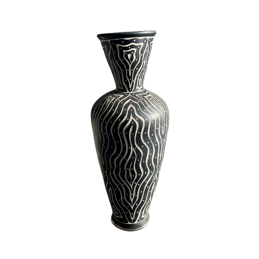 Jarre artisanale en céramique noire avec des motifs sculptés dessus à la main décoration de la boutique plume magasin de déco rouen le petit quevilly normandie