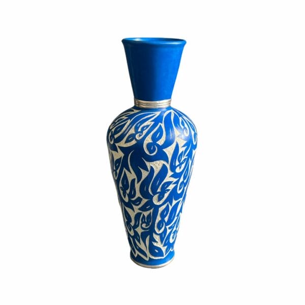 Jarre sculptée bleu majorelle artisanale en céramique décoration de la boutqiue plume magasin de déco rouen le petit quevilly normandie