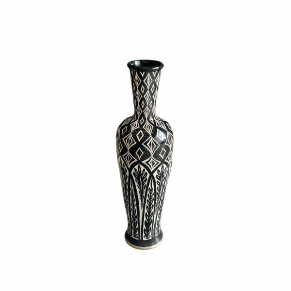 jarre artisanale en céramique noire brillante avec des motifs sculpté à la main une décoration de la boutique plume magasin de déco aux docks76 à Rouen