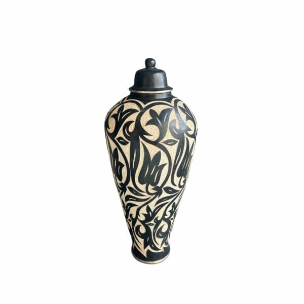 Jarre artisanale en ceramique noire florale sculptée de 120cm une décoration de la boutique plume magasin de déco aux docks76 à Rouen