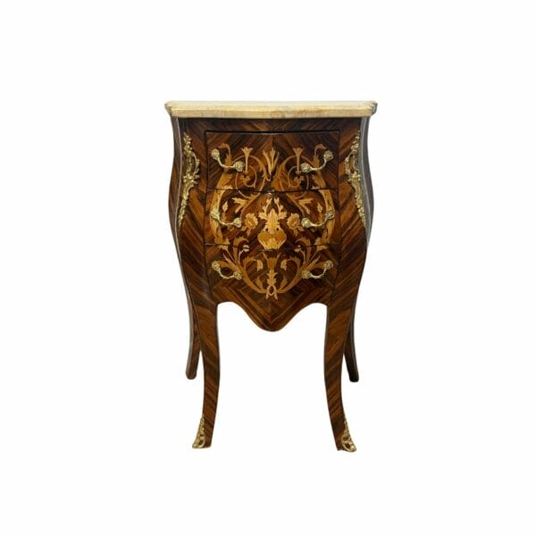 commode baroque avec des côtés galbés et marquetés, ouvrant en façade par trois tiroirs superposés. Décor marqueté animé de motifs d’inspiration végétale. Meuble déco de la boutique plume magasin de dcéoration aux docks76 à Rouen normandie