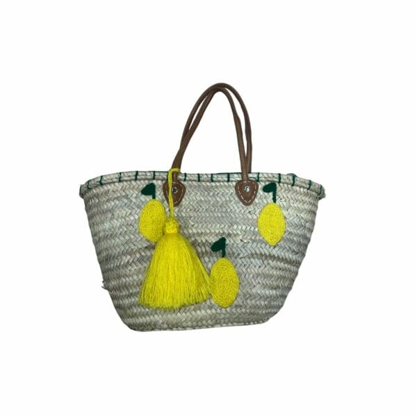 Cabas paille avec motifs citrons et pompon jaune . Sac de la boutique plume magasin de déco aux docks76 à Rouen normandie