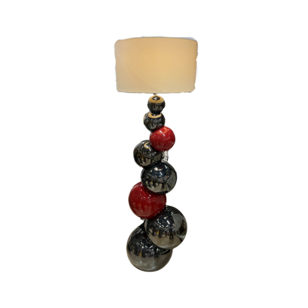 lampadaire design avec un pied boules de couleur marron et rouge et un abat jour blanc écru décoration de la boutique plume magasin de déco aux docks76 à rouen normandie