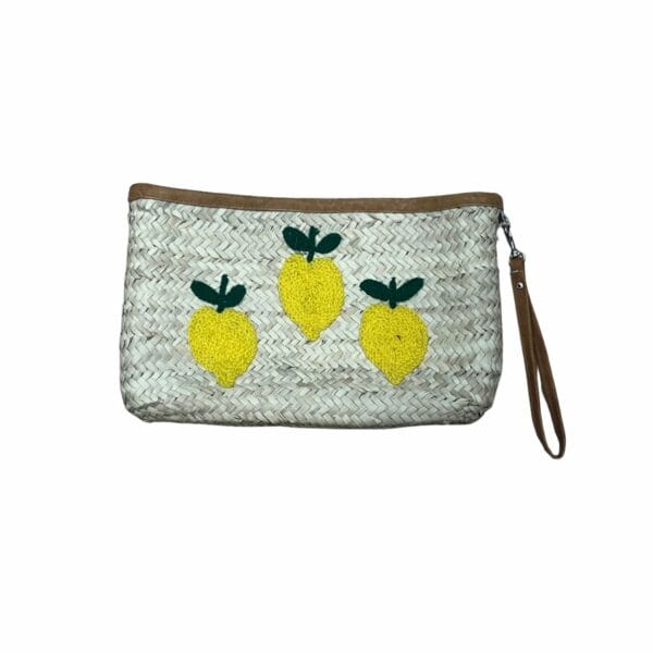 pochette en raphia avec citron brodé dessus pochette de la boutique plume magasin de déco aux docks76 à Rouen normandie