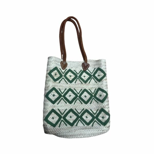 Sac paille artisanal avec des motifs kaki brodés dessus , sac de la boutique plume magasin de déco aux docks76 à Rouen normandie