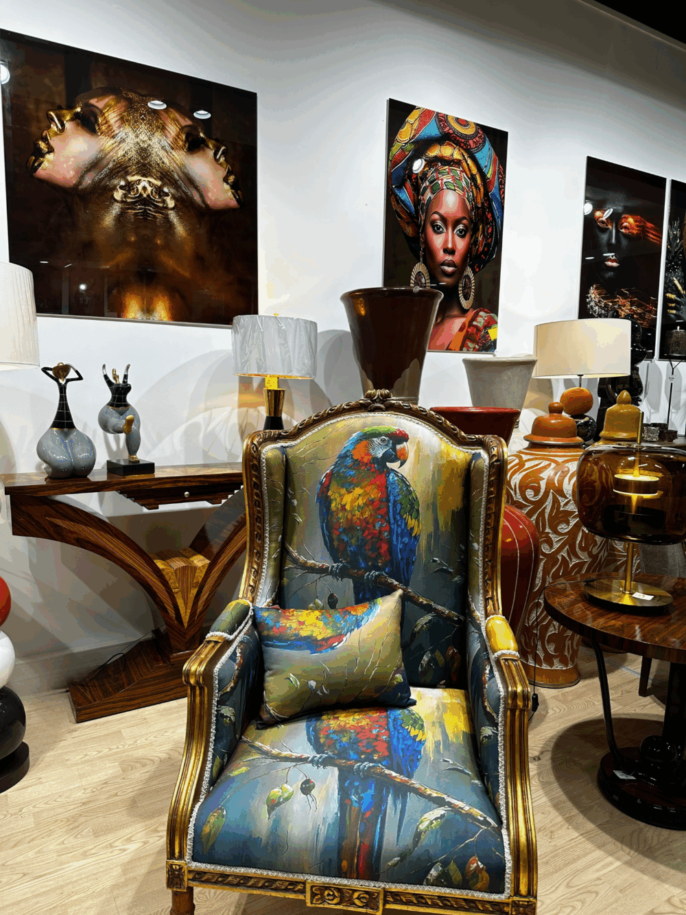 Fauteuil perroquets boutique Plume magasin de décoration aux Docks76 à Rouen.