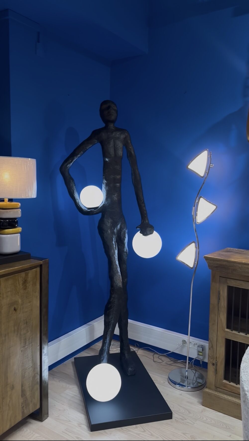 Homme luminaire décoration boutique Plume magasin de déco aux Docks76 à Rouen