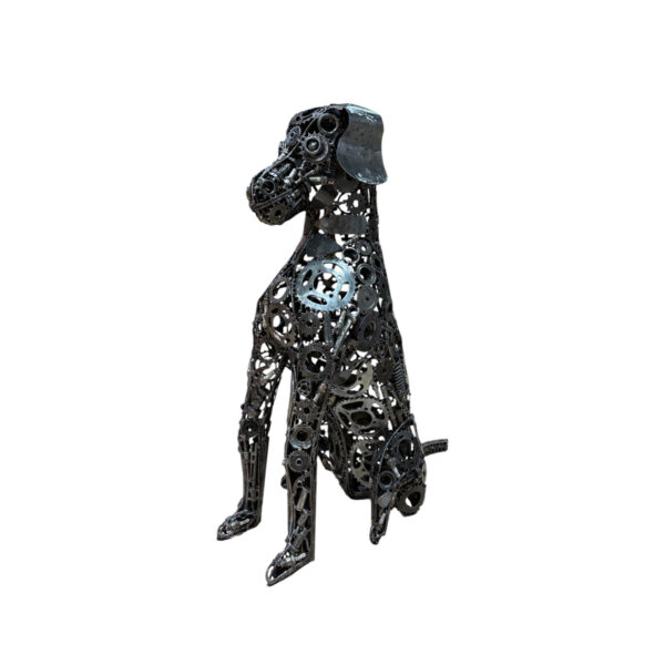 Apportez une touche d'originalité à votre espace avec notre sculpture chien en métal recyclé. Entièrement façonnée à la main, cette pièce est réalisée à partir de pièces métalliques finement assemblées. En intérieur comme en extérieur, cette pièce ajoute une touche d'audace et de personnalité à tout espace. À retrouver à la boutique aux docks76, 1er étage à Rouen. Hauteur (approximative) : 105 cm  Pièce unique : 1 pièce disponible 