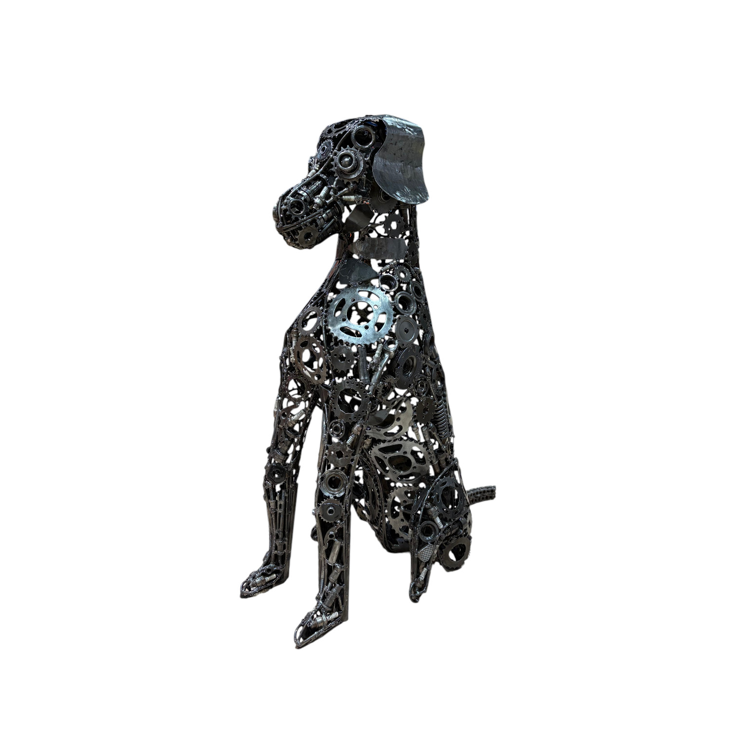 Apportez une touche d'originalité à votre espace avec notre sculpture chien en métal recyclé. Entièrement façonnée à la main, cette pièce est réalisée à partir de pièces métalliques finement assemblées. En intérieur comme en extérieur, cette pièce ajoute une touche d'audace et de personnalité à tout espace. À retrouver à la boutique aux docks76, 1er étage à Rouen. Hauteur (approximative) : 105 cm Pièce unique : 1 pièce disponible