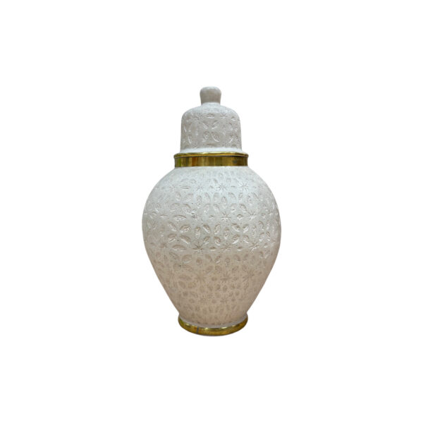 Sublimez votre décoration avec cette jarre unique. Sa céramique écrue est entièrement sculptée et dessinée à la main par nos artisans. Ses motifs sont joliment travaillés, et sa teinte délicate lui permet de s'harmoniser parfaitement à tous les décors, intérieurs comme extérieurs. Ses détails dorés viennent sublimer l'ensemble de la jarre avec élégance et lumière. Cette pièce unique et authentique met en lumière le travail soigné et approfondi de nos artisans. À retrouver à la boutique aux docks76, 1er étage à Rouen. Hauteur (approximative) : 80 cm  