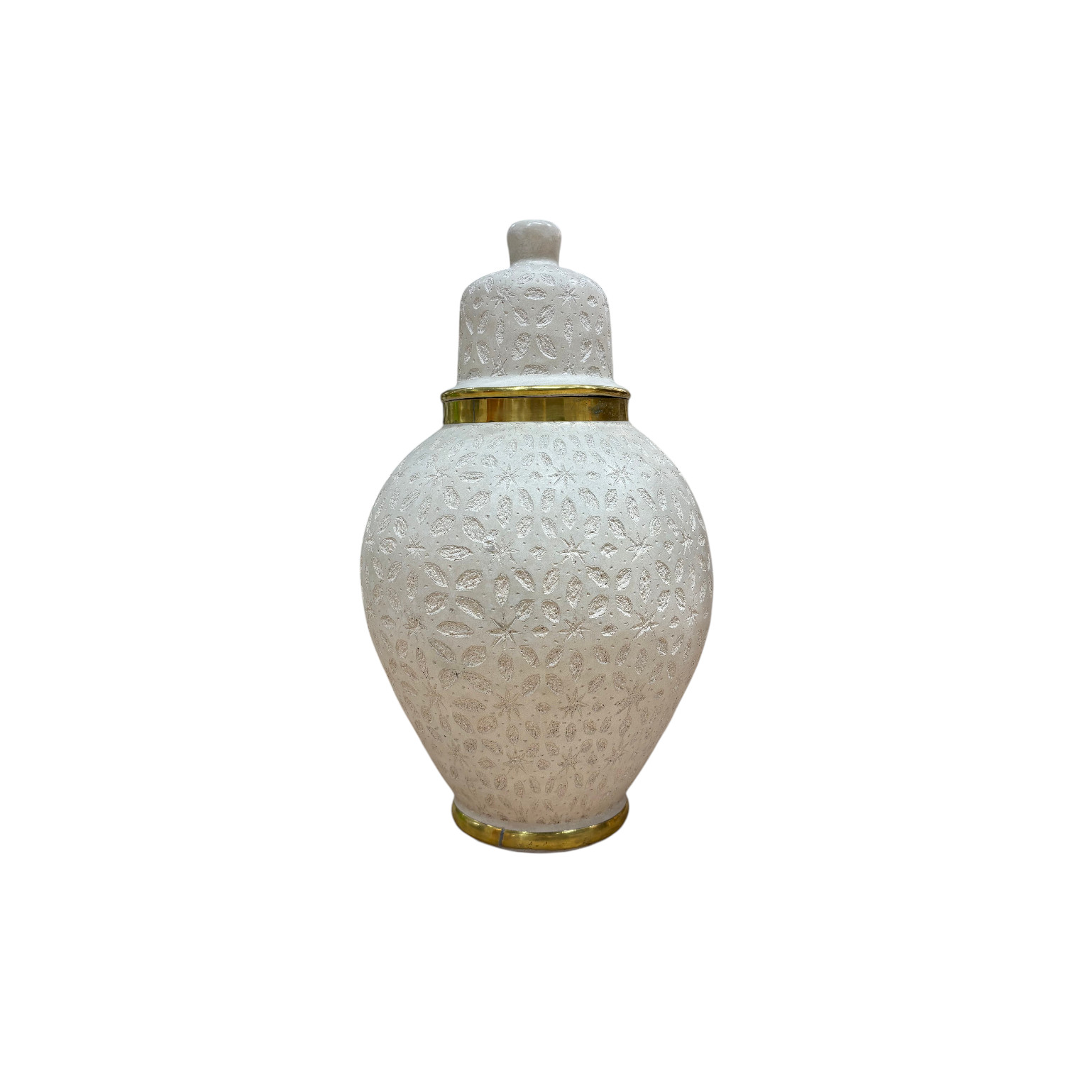 Sublimez votre décoration avec cette jarre unique. Sa céramique écrue est entièrement sculptée et dessinée à la main par nos artisans. Ses motifs sont joliment travaillés, et sa teinte délicate lui permet de s'harmoniser parfaitement à tous les décors, intérieurs comme extérieurs. Ses détails dorés viennent sublimer l'ensemble de la jarre avec élégance et lumière. Cette pièce unique et authentique met en lumière le travail soigné et approfondi de nos artisans. À retrouver à la boutique aux docks76, 1er étage à Rouen. Hauteur (approximative) : 80 cm