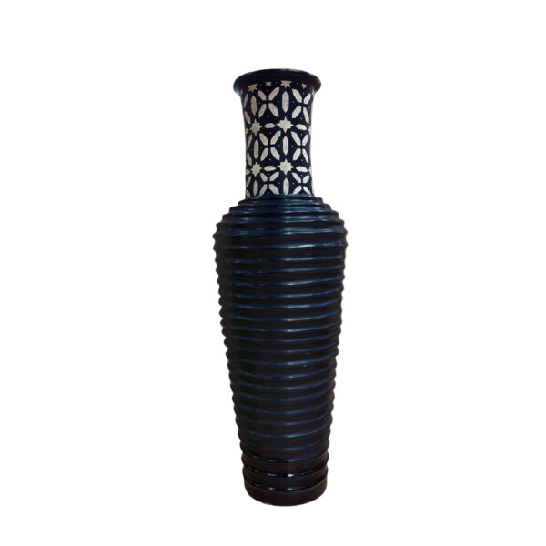 Découvrez notre jarre Lola noire, sublimée par de délicats détails écrus. Entièrement façonnée à la main, ce modèle se distingue par son design unique mêlant reliefs et détails finement sculptés, alliant modernité et intemporalité. Sa teinte sombre lui permet de s'harmoniser avec tous les styles, tandis que ses détails écrus apportent une touche de lumière à votre décoration. Cette pièce d'exception apporte caractère et authenticité à votre espace tout en conservant un style intemporel, aussi bien en intérieur qu'en extérieur. À retrouver à la boutique aux docks76, 1er étage à Rouen. Hauteur (approximative) : 125 cm