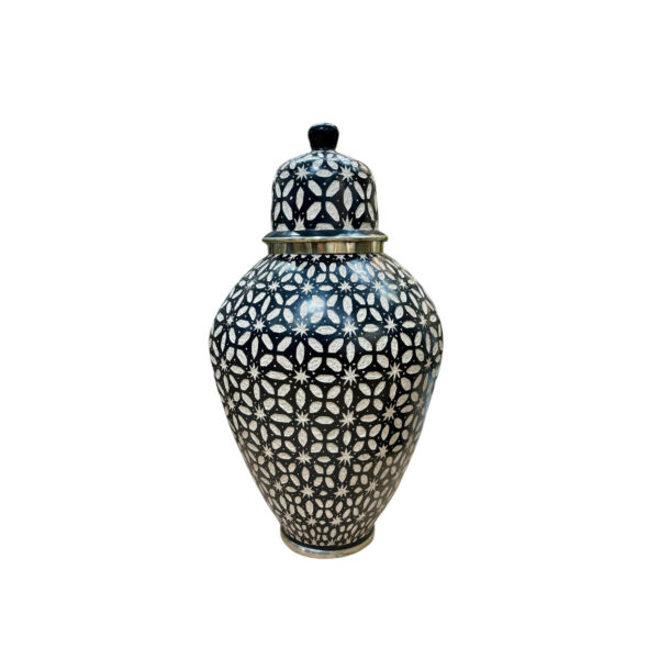 Apportez du caractère à votre espace grâce à cette jarre marocaine au design unique. Ses motifs, aux teintes écrues, sont entièrement dessinés et sculptés à la main par nos artisans, témoignant de l'authenticité de ce modèle. Ses teintes sobres lui permettent de s'intégrer harmonieusement à tous les styles de décoration, aussi bien en intérieur qu'en extérieur, sur une terrasse ou encore au cœur de votre salon. Cette pièce est unique, comme chacune de nos créations artisanales, et ses détails sculptés et argentés apportent charme et lumière à votre espace.  À retrouver à la boutique aux docks76, 1er étage à Rouen. Hauteur (approximative) : 100 cm 