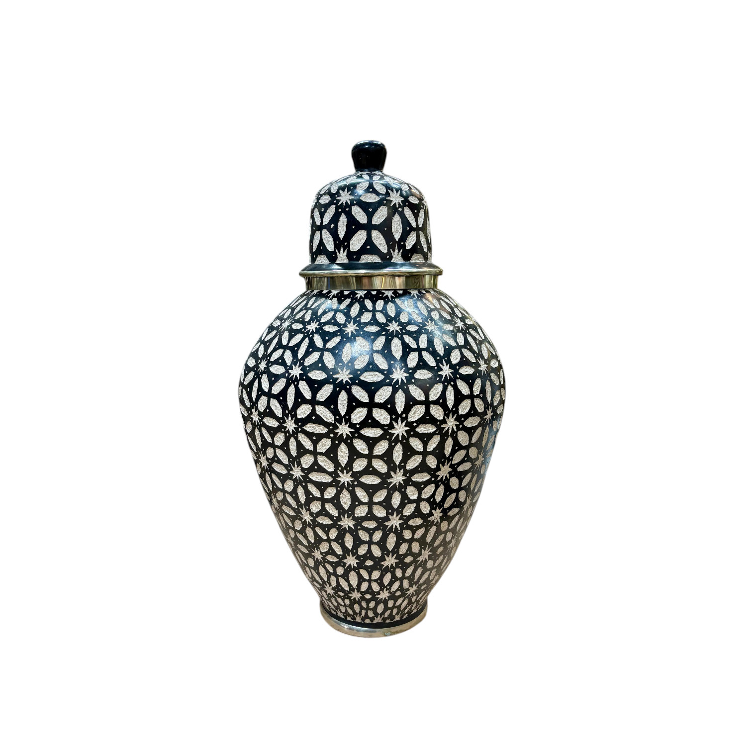Apportez du caractère à votre espace grâce à cette jarre marocaine au design unique. Ses motifs, aux teintes écrues, sont entièrement dessinés et sculptés à la main par nos artisans, témoignant de l'authenticité de ce modèle. Ses teintes sobres lui permettent de s'intégrer harmonieusement à tous les styles de décoration, aussi bien en intérieur qu'en extérieur, sur une terrasse ou encore au cœur de votre salon. Cette pièce est unique, comme chacune de nos créations artisanales, et ses détails sculptés et argentés apportent charme et lumière à votre espace. À retrouver à la boutique aux docks76, 1er étage à Rouen. Hauteur (approximative) : 100 cm