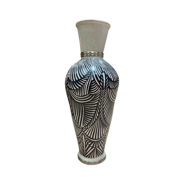 Habillez votre espace avec élégance grâce à notre jarre à motifs sculptées. Avec ses couleurs noires et écrues, cette pièce peut s'harmoniser parfaitement à tous les styles de décoration. Son design unique avec un col écru, et des sculptures finement réalisées à la main, fera de votre espace une véritable pièce authentique et de caractère. En extérieur comme en intérieur, cette pièce peut habiller une terrasse, une entrée ou encore un jardin.  À retrouver à la boutique aux docks76, 1er étage à Rouen. Hauteur (approximative) : 105 cm  2 pièces disponibles 