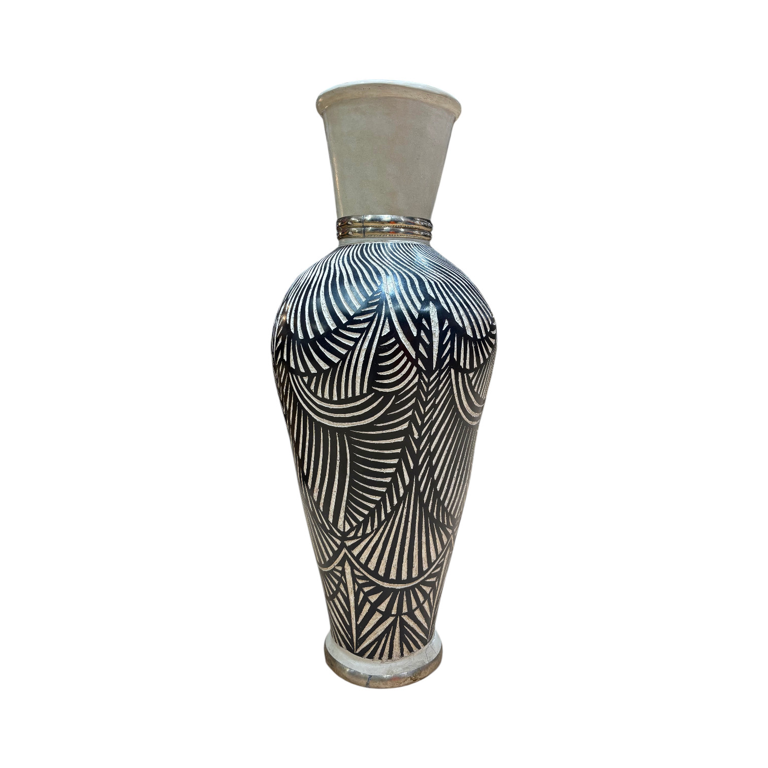 Habillez votre espace avec élégance grâce à notre jarre à motifs sculptées. Avec ses couleurs noires et écrues, cette pièce peut s'harmoniser parfaitement à tous les styles de décoration. Son design unique avec un col écru, et des sculptures finement réalisées à la main, fera de votre espace une véritable pièce authentique et de caractère. En extérieur comme en intérieur, cette pièce peut habiller une terrasse, une entrée ou encore un jardin. À retrouver à la boutique aux docks76, 1er étage à Rouen. Hauteur (approximative) : 105 cm 2 pièces disponibles