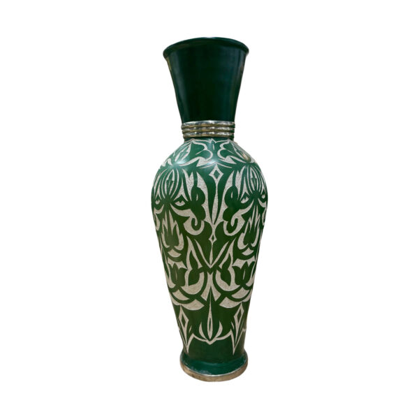 Apportez une touche de couleur à votre décoration grâce à notre jarre artisanale verte. Ses détails soigneusement sculptés à la main témoignent de l'authenticité de cette pièce, alliant savoir-faire et délicatesse. Sa taille de 1m40 lui permet de mettre en lumière à elle seule une pièce de vie, qu'elle soit intérieure ou extérieure ; elle est idéale pour une entrée, un salon ou encore une terrasse. À retrouver à la boutique aux docks76, 1er étage à Rouen. Hauteur (approximative) : 125 cm  2 pièces disponibles 