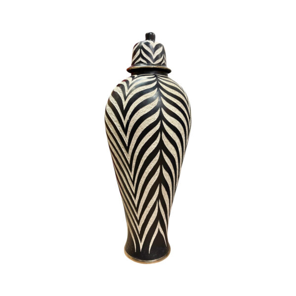 Apportez une touche d'exception à votre espace grâce à notre jarre artisanale. Ses détails zébrés de teinte écrue, finement sculptés à la main, témoignent du savoir-faire de nos artisans et est pensée pour apporter caractère et authenticité à votre décoration. Capable de s'harmoniser avec votre intérieur comme avec votre extérieur, cette pièce est idéale pour sublimer un salon, une terrasse ou toute autre pièce de vie.  À retrouver à la boutique aux docks76, 1er étage à Rouen. Hauteur (approximative) : 120 cm 