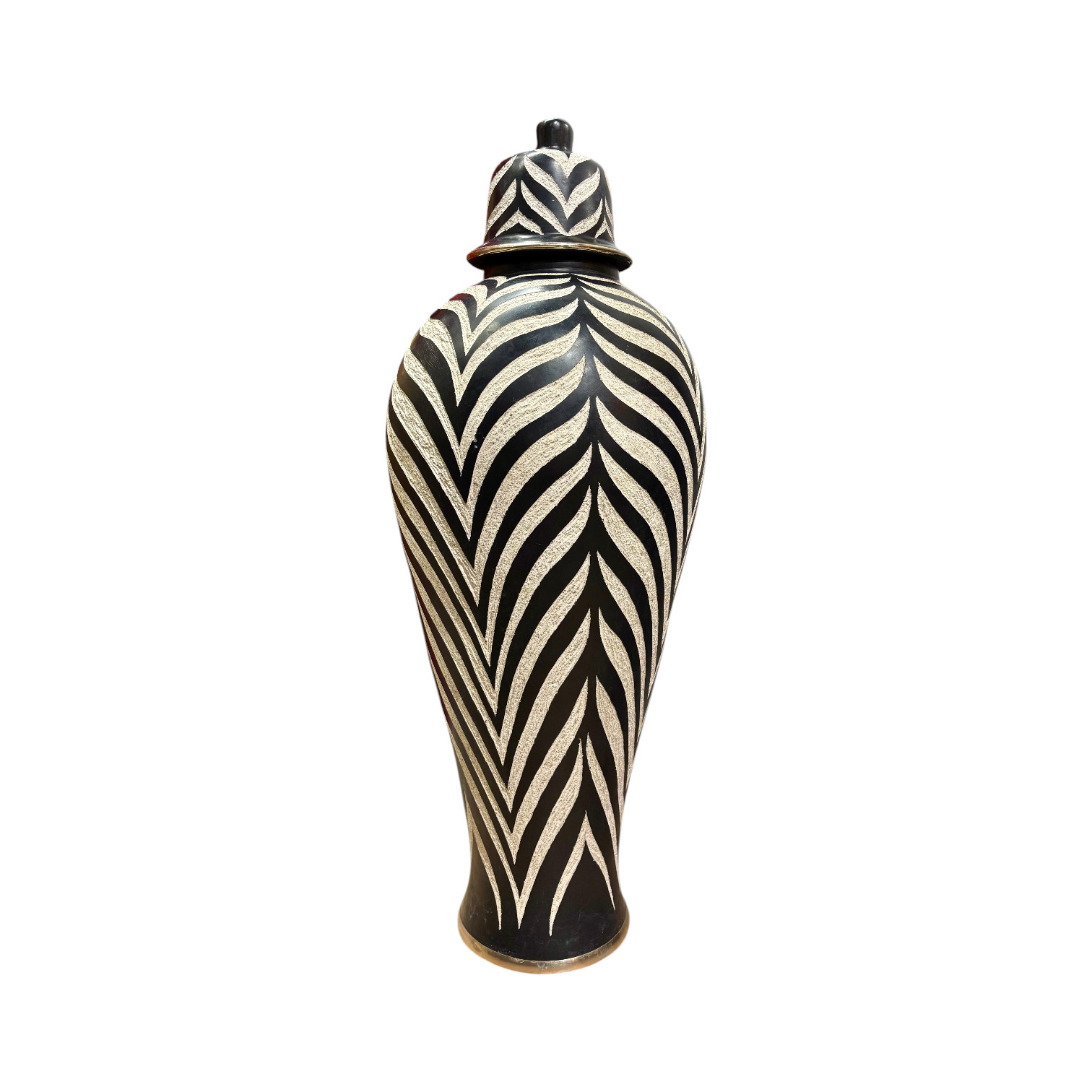 Apportez une touche d'exception à votre espace grâce à notre jarre artisanale. Ses détails zébrés de teinte écrue, finement sculptés à la main, témoignent du savoir-faire de nos artisans et est pensée pour apporter caractère et authenticité à votre décoration. Capable de s'harmoniser avec votre intérieur comme avec votre extérieur, cette pièce est idéale pour sublimer un salon, une terrasse ou toute autre pièce de vie. À retrouver à la boutique aux docks76, 1er étage à Rouen. Hauteur (approximative) : 120 cm